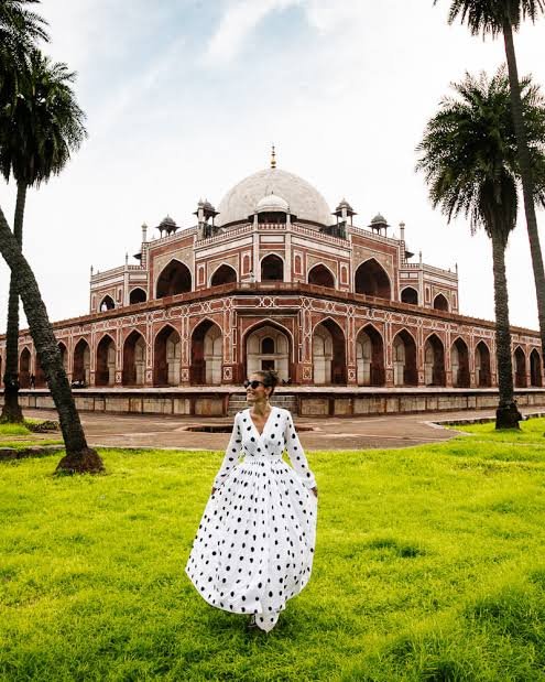 Guide explaining the Taj Mahal to travelers