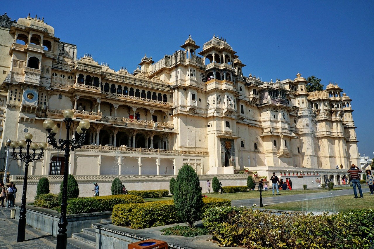 Udaipur tour guide near the lake palaces