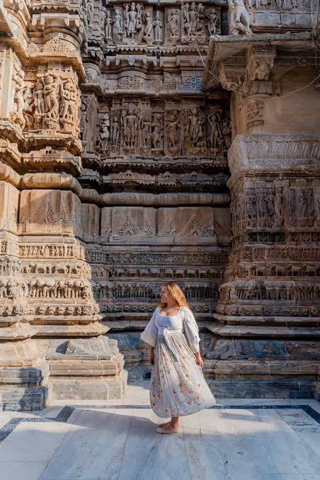 Guide explaining the Taj Mahal to travelers